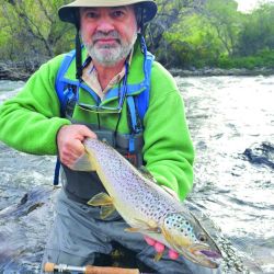 La trucha, huidiza y mañera, y  sus hábitats neuquinos son un reto para quien pesca con mosca.
