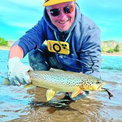La trucha, huidiza y mañera, y  sus hábitats neuquinos son un reto para quien pesca con mosca.