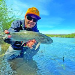 La trucha, huidiza y mañera, y  sus hábitats neuquinos son un reto para quien pesca con mosca.
