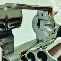 Durante el disparo, la pólvora se descompone rápidamente y genera una onda de choque por la expansión de los gases a muy alta presión que empuja la bala por el ánima.