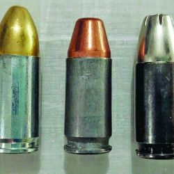 Durante el disparo, la pólvora se descompone rápidamente y genera una onda de choque por la expansión de los gases a muy alta presión que empuja la bala por el ánima.