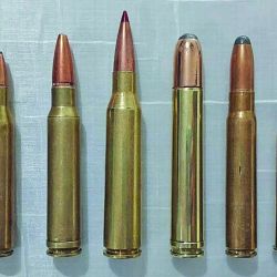 Durante el disparo, la pólvora se descompone rápidamente y genera una onda de choque por la expansión de los gases a muy alta presión que empuja la bala por el ánima.