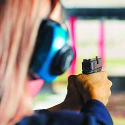 Durante el disparo, la pólvora se descompone rápidamente y genera una onda de choque por la expansión de los gases a muy alta presión que empuja la bala por el ánima.