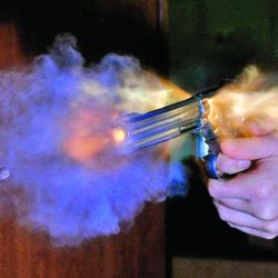 Durante el disparo, la pólvora se descompone rápidamente y genera una onda de choque por la expansión de los gases a muy alta presión que empuja la bala por el ánima.