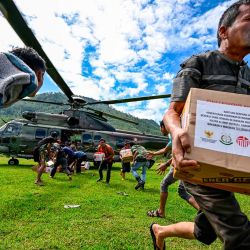 Residentes llevan suministros distribuidos por el personal de la fuerza aérea indonesia en las zonas afectadas por inundaciones en el distrito de Bener Meriah. Foto de CHAIDEER MAHYUDDIN / AFP | Foto:AFP