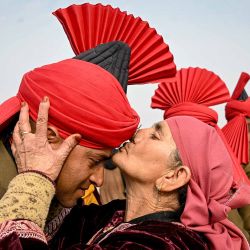 Un familiar besa a un soldado recién reclutado del ejército indio de la Infantería Ligera de Jammu y Cachemira. Foto de Tauseef MUSTAFA / AFP | Foto:AFP
