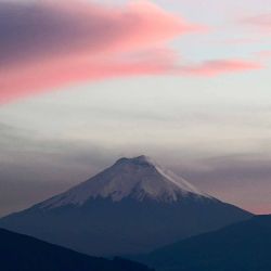 Una vista del volcán Cotopaxi durante la puesta de sol tomada desde Quito. Foto de Rodrigo BUENDIA / AFP | Foto:AFP
