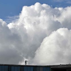 Un obrero se encuentra en lo alto de un edificio en construcción en un día despejado en Bengaluru. Foto de Idrees MOHAMMED / AFP | Foto:AFP