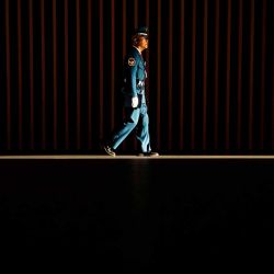 Un trabajador de seguridad camina en un rayo de luz en el Tokyo International Forum en Tokio. Foto de Yuichi YAMAZAKI / AFP | Foto:AFP