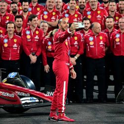 Lewis Hamilton, toma una foto del equipo después de una sesión de fotos grupal antes del Gran Premio de Fórmula Uno de Abu Dabi. Foto por Giuseppe CACACE / AFP | Foto:AFP