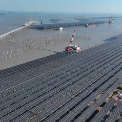 Paneles solares en construcción en Zhonghe Tianwan de 2 millones de kilovatios en una zona costera en Lianyungang Jiangsu, China. Foto de AFP | Foto:AFP