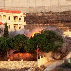 Humo se eleva desde el lugar de un ataque aéreo israelí que tuvo como objetivo el pueblo del sur de Líbano, al-Mjadel. Foto de KAWANT HAJU / AFP | Foto:AFP