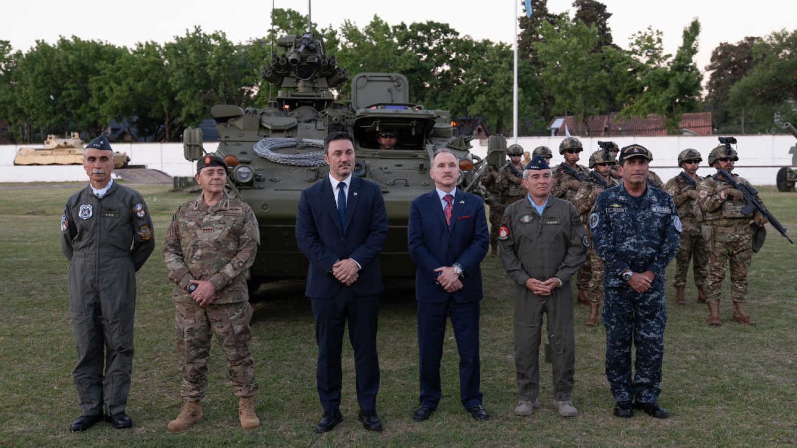 Argentina recibe vehículos blindados Stryker de Estados Unidos 20251203