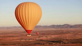 Los globos aerostáticos sobrevuelan la llanura de Haouz en la región de Oulad Hassoune, una vasta área al norte de Marrakech. Foto de Abdel Majid BZIOUAT / AFP