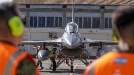 Llegan los primeros F-16 a la Argentina: cómo son los cazas supersónicos que lucen un esquema de pintura "furtivo"