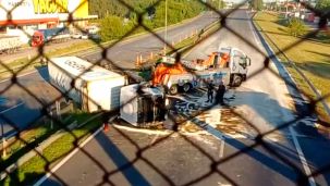 Volco un camión con aceite en La Panamericana 04122025