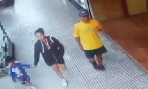 Una pareja salió a robar con su hijo y se llevó un portero eléctrico de un edificio en Belgrano. 04122025