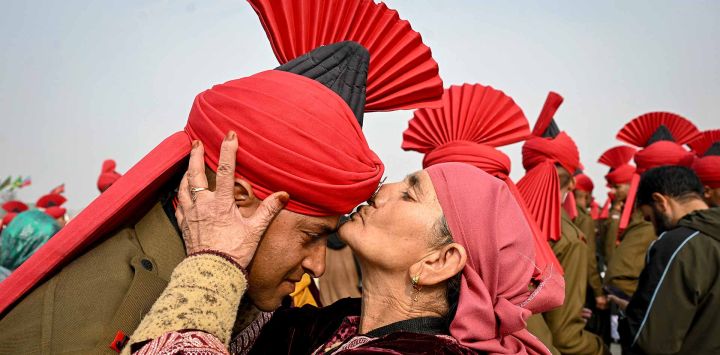 Un familiar besa a un soldado recién reclutado del ejército indio de la Infantería Ligera de Jammu y Cachemira. Foto de Tauseef MUSTAFA / AFP