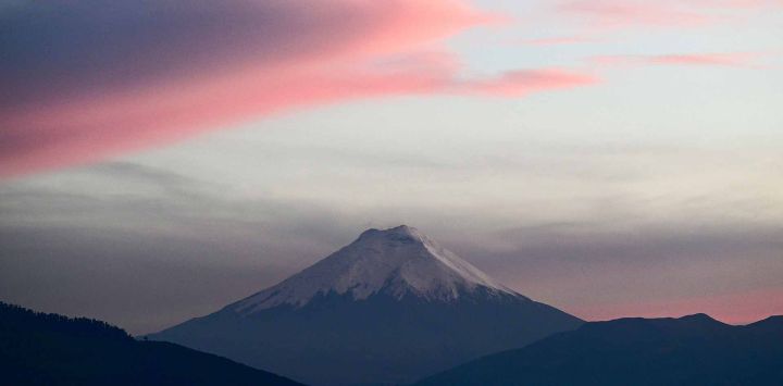 Una vista del volcán Cotopaxi durante la puesta de sol tomada desde Quito. Foto de Rodrigo BUENDIA / AFP