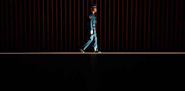 Un trabajador de seguridad camina en un rayo de luz en el Tokyo International Forum en Tokio. Foto de Yuichi YAMAZAKI / AFP