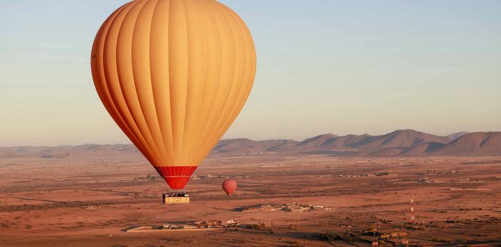 Los globos aerostáticos sobrevuelan la llanura de Haouz en la región de Oulad Hassoune, una vasta área al norte de Marrakech. Foto de Abdel Majid BZIOUAT / AFP