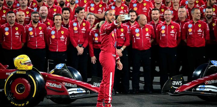 Lewis Hamilton, toma una foto del equipo después de una sesión de fotos grupal antes del Gran Premio de Fórmula Uno de Abu Dabi. Foto por Giuseppe CACACE / AFP