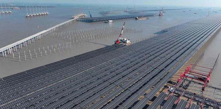 Paneles solares en construcción en Zhonghe Tianwan de 2 millones de kilovatios en una zona costera en Lianyungang Jiangsu, China. Foto de AFP