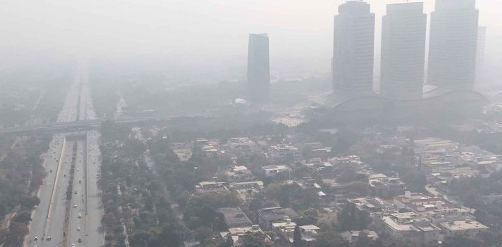 Edificios envueltos en denso smog en Islamabad. Foto de Aamir QURESHI / AFP 