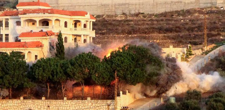 Humo se eleva desde el lugar de un ataque aéreo israelí que tuvo como objetivo el pueblo del sur de Líbano, al-Mjadel. Foto de KAWANT HAJU / AFP