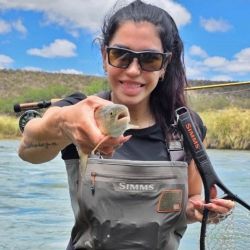 El río nos recibió con truchas residentes, no sembradas, en excelente estado, saludables y en pleno desarrollo. Si bien el tamaño promedio no es grande, la pesca es sumamente técnica y entretenida, ideal para quienes buscan desafíos más finos en ambientes naturales de montaña.