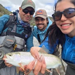 El río nos recibió con truchas residentes, no sembradas, en excelente estado, saludables y en pleno desarrollo. Si bien el tamaño promedio no es grande, la pesca es sumamente técnica y entretenida, ideal para quienes buscan desafíos más finos en ambientes naturales de montaña.