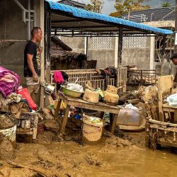 Aldeanos afectados por inundaciones repentinas limpian el lodo de sus hogares y pertenencias en la aldea de Aek Ngadol. Foto de AHMAD RIDWAN NASUTION / AFP | Foto:AFP