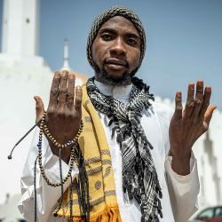 Un devoto reza fuera de la Mezquita Central en Minna. Foto de Light Oriye Tamunotonye / AFP | Foto:AFP