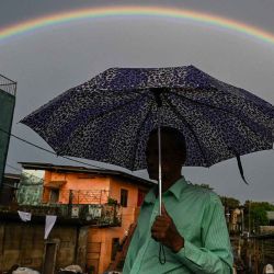 Un hombre camina junto a un arcoíris en Wellampitiya, en las afueras de Colombo. Foto de Ishara S. KODIKARA / AFP | Foto:AFP