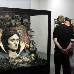 Los invitados asisten a la Vista Previa VIP de Art Basel Miami Beach 2025 en el Centro de Convenciones de Miami. Foto de Arturo Holmes / AFP | Foto:AFP