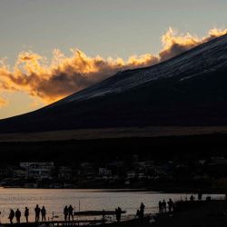 La gente visita el lago Yamanakako para ver el Monte Fuji en Yamanakako. Foto de Yuichi YAMAZAKI / AFP | Foto:AFP