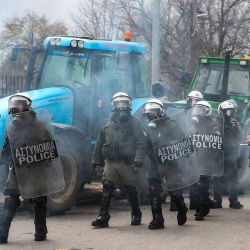 Los agentes de la policía antidisturbios utilizan gases lacrimógenos para dispersar a los agricultores que bloquean la carretera que conduce al aeropuerto. Grecia. Foto de AFP | Foto:AFP