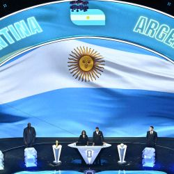 La bandera de Argentina se muestra en una pantalla durante el sorteo de la Copa Mundial de Fútbol FIFA 2026. Foto de Roberto SCHMIDT / AFP | Foto:AFP