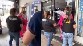 Detuvieron a la jefa de una banda de ladrones mientras se teñía en una peluquería: "Dejame que me saque las mechas"
