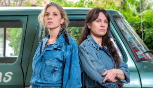 Carla Perterson y Nancy Dupláa en El tiempo de las moscas