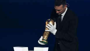 Lionel Scaloni con la Copa del Mundo