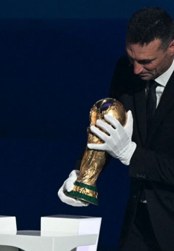 Lionel Scaloni con la Copa del Mundo