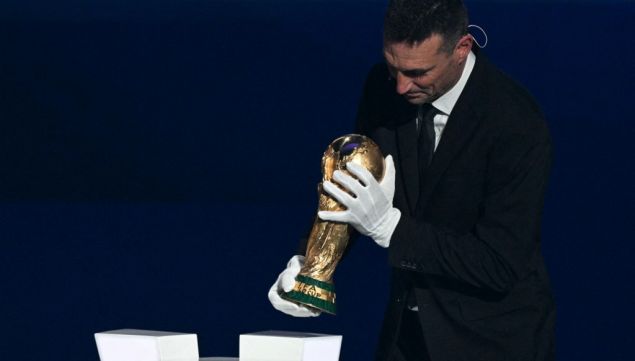 Lionel Scaloni con la Copa del Mundo