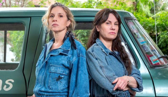 Carla Perterson y Nancy Dupláa en El tiempo de las moscas