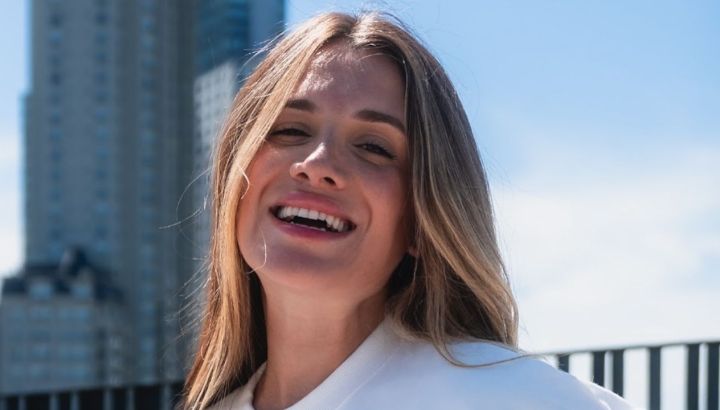 Así fue el cumpleaños de Cami Homs: cena a la luz de las velas, rodeada de amigas y un look perfecto para lucir su pancita de embarazada