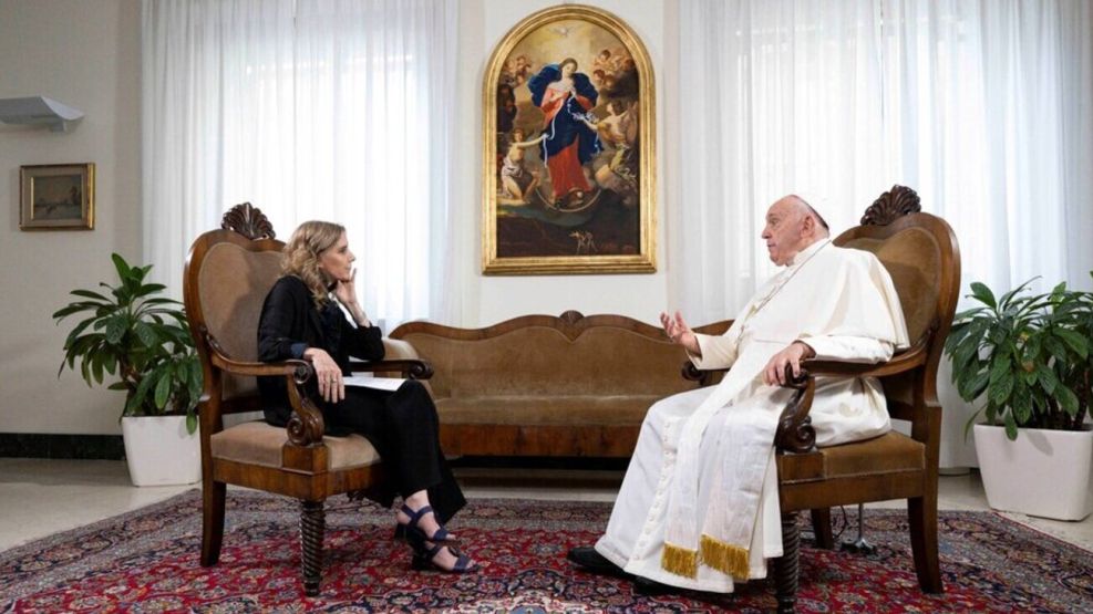 Bernarda Llorente entrevistando al Papa Francisco 