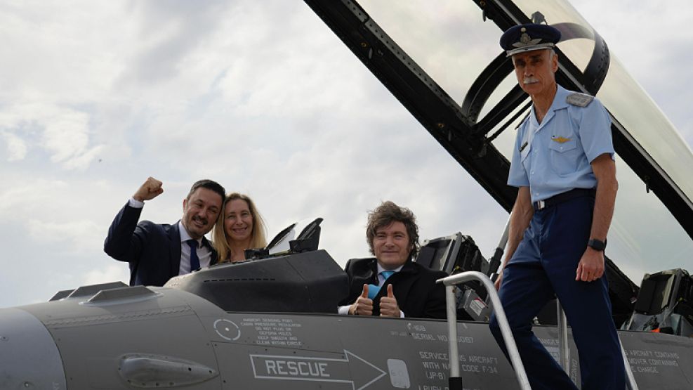La Libertad Vuela: los Milei, Petri y el brigadier Valverde, chochos con los F16.