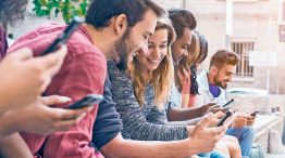 071225_celular_redes_sociales_shutterstock_g