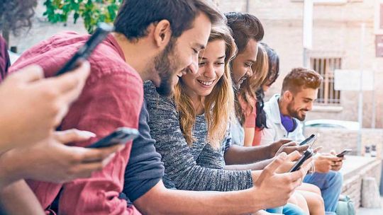 Casi uno de cada tres jóvenes aprende sobre dinero en redes sociales