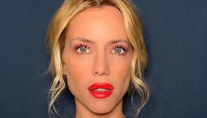 Nicole Neumann apostó al total black: así es el look con bordados y botas ideal para los días de calor